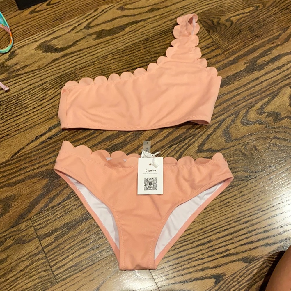 NWT Scalloped Bikini